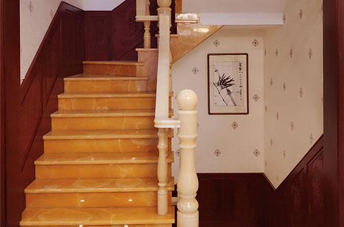 道真中式别墅室内汉白玉石楼梯的定制安装装饰效果
